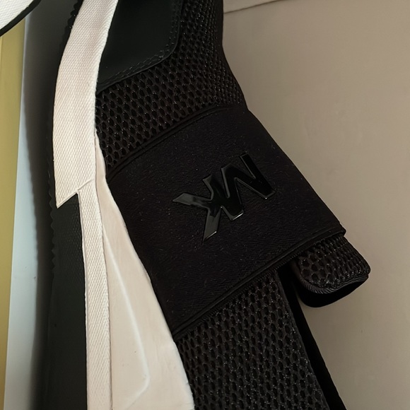 Crafted from mesh with glitter accent at the heel, the Felix trainers net mesh. - Picture 5 of 6